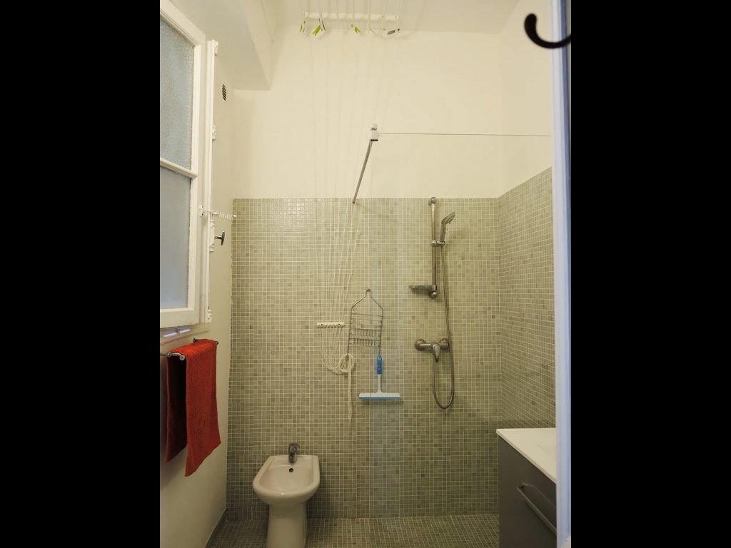 Appartement de vacances à Nice sur la promenade des anglais - salle de bain avec douche italienne